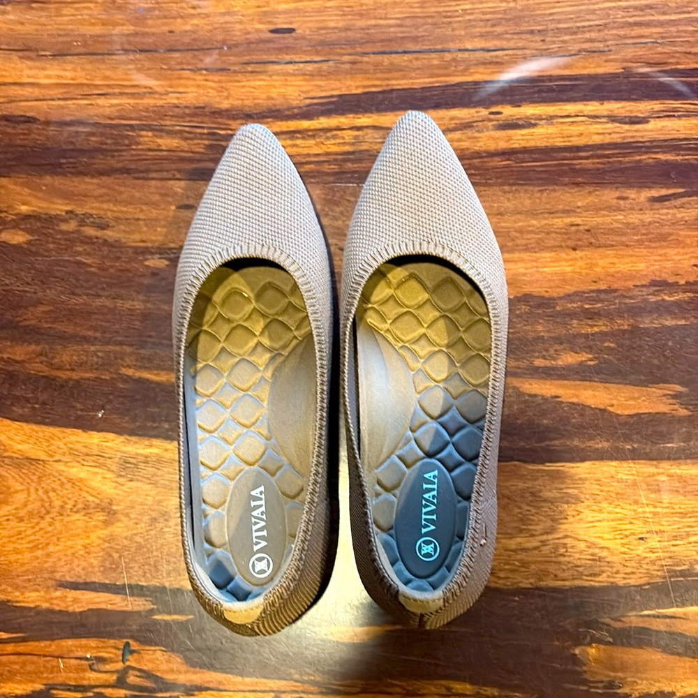 Vivaia brown pointed toe flats. Size 38.5